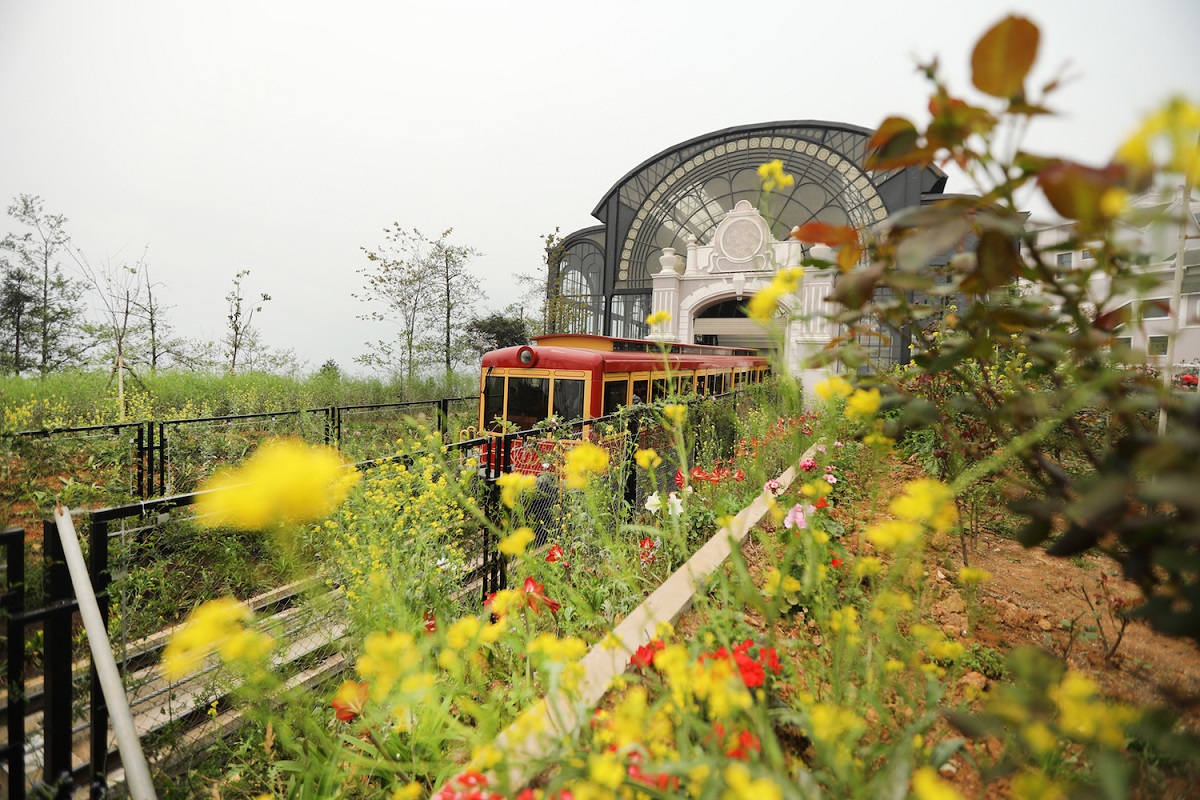 Ngay[-]Fansipan[-]thôi,[-]đủ[-]thấy[-]châu[-]Âu[-]tím[-]biếc[-]nên[-]thơ